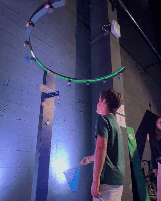 Participante interagindo com o Reaction Ring na Kings League Brazil, ativação desenvolvida pela Phygital Solutions em parceria com a Wizard e a agência Arsenal, onde reflexos e agilidade são testados em uma dinâmica interativa com estímulos luminosos em tempo real.