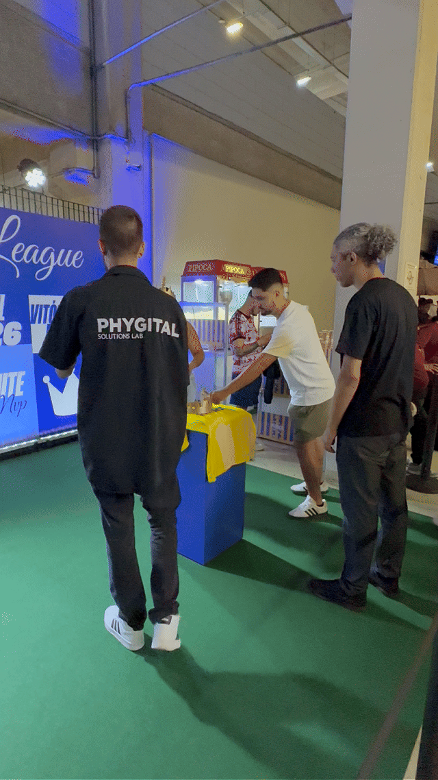 Ativação interativa da Phygital na Kings League 2026, com Roaming Booth inspirado no universo Fortnite, onde participantes tiram fotos personalizadas com molduras exclusivas e recebem o conteúdo digital instantaneamente.