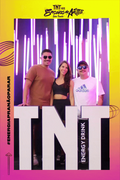 Participantes dos Ensaios da Anitta 2024 posam para a ativação Photo Freeze da Phygital Solutions , capturando momentos únicos com seis câmeras simultâneas