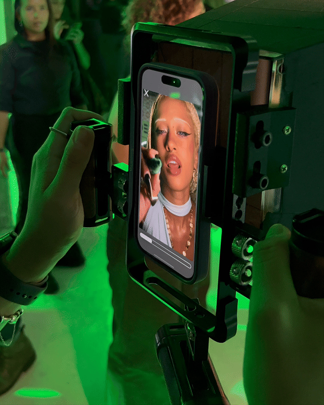 Participante sendo filmado por produtor utilizando o Câmera Sign durante ativação do Spotify EQUALS, com captação guiada e geração de vídeo em tempo real dentro do evento.