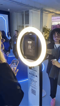 Participante utiliza o AI Booth da Sabesp no SP2B 2026 e recebe uma fotografia personalizada por int