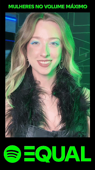 Participante sendo filmado por produtor utilizando o Câmera Sign durante ativação do Spotify EQUALS, com captação guiada e geração de vídeo em tempo real dentro do evento.