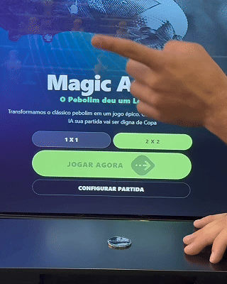 Mesa de Pebolim AI Phygital em ambiente de evento, com visual esportivo inspirado na Copa do Mundo e experiência interativa com inteligência artificial.
