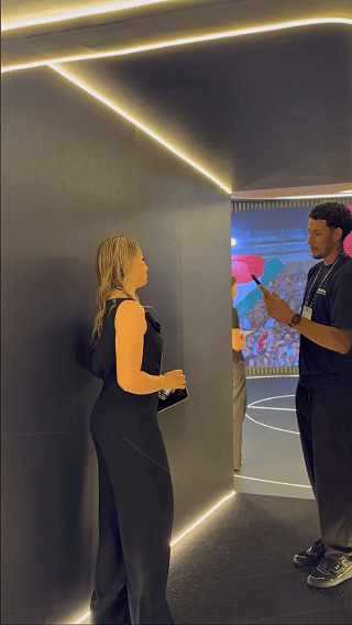 Participante vive experiência Cinema AI 4D da Record no Maximídia 2026, com efeitos sensoriais, vídeo personalizado e inteligência artificial desenvolvida pela Phygital Solutions.