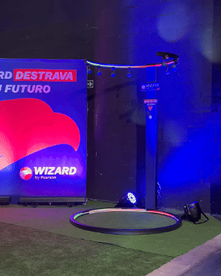 Participante interagindo com o Reaction Ring na Kings League Brazil, ativação desenvolvida pela Phygital Solutions em parceria com a Wizard e a agência Arsenal, onde reflexos e agilidade são testados em uma dinâmica interativa com estímulos luminosos em tempo real.
