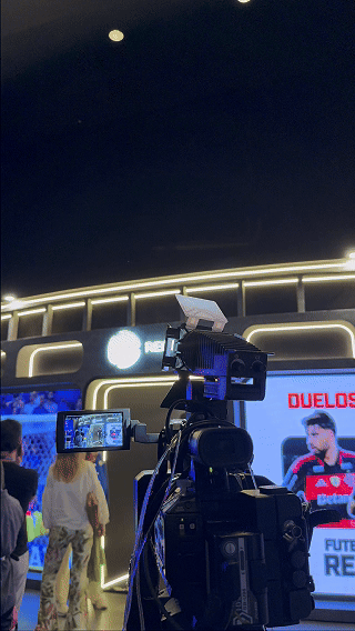 Participante vive experiência Cinema AI 4D da Record no Maximídia 2026, com efeitos sensoriais, vídeo personalizado e inteligência artificial desenvolvida pela Phygital Solutions.