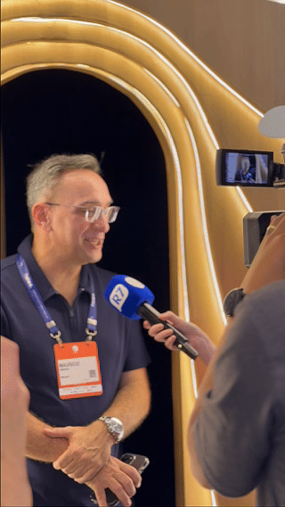 Participante vive experiência Cinema AI 4D da Record no Maximídia 2026, com efeitos sensoriais, vídeo personalizado e inteligência artificial desenvolvida pela Phygital Solutions.
