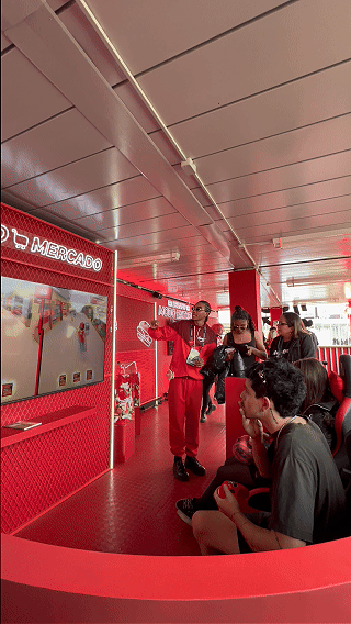 Visitantes jogam Modo Entrega e Duelo Mercado no Stand Bar do iFood, com tablets controlando estoque e prêmios.
