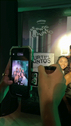 Equipe Phygital fotografa participantes no espaço da Jameson, entregando fotos impressas em estilo polaroid como lembrança da ativação.