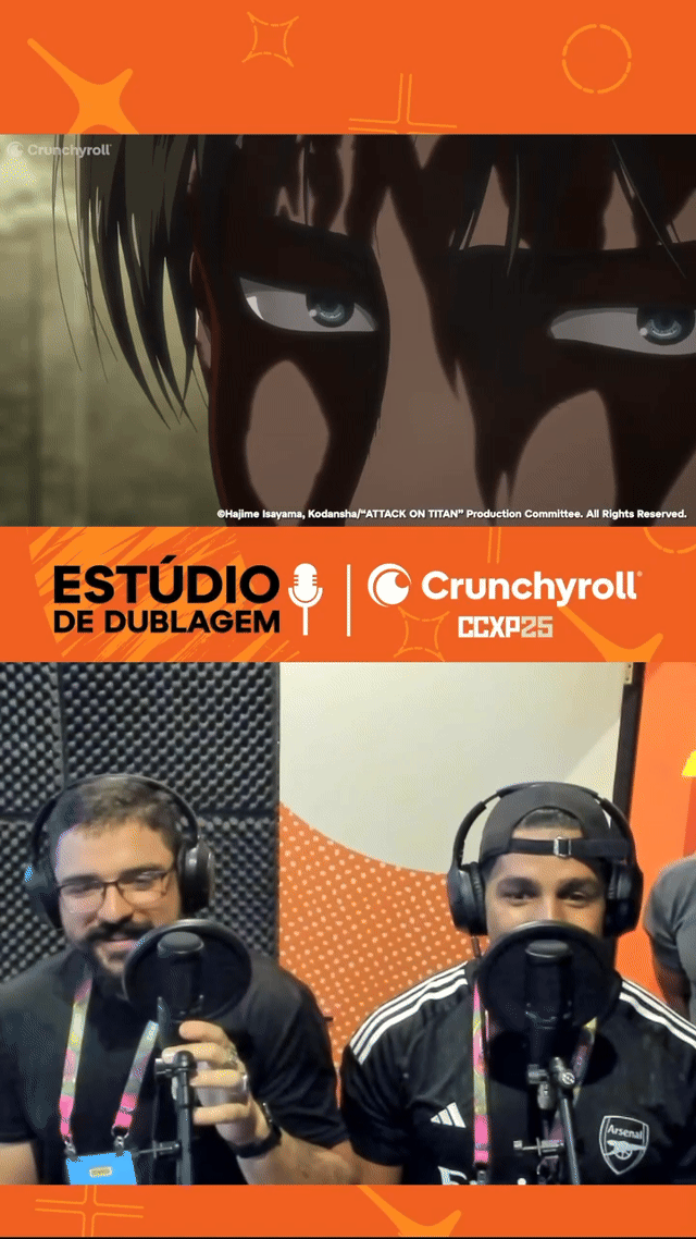 Fãs participam da experiência de dublagem anime no estande da Crunchyroll na CCXP