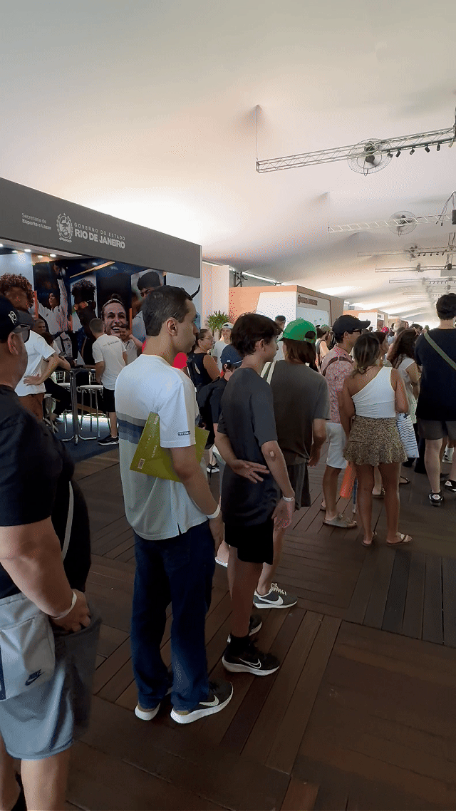 Ativação Reaction Ring no espaço da EMS durante o RIO OPEN 2026, com participante dentro da estrutura semicircular interativa enquanto o público acompanha ao redor em ambiente de evento esportivo.