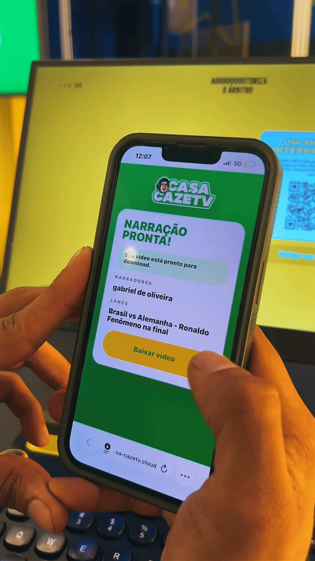 Cabine de Narração Casa CazéTV com torcedor gravando sua própria narração esportiva em uma experiência interativa desenvolvida pela Phygital Solutions em parceria com a TM1.