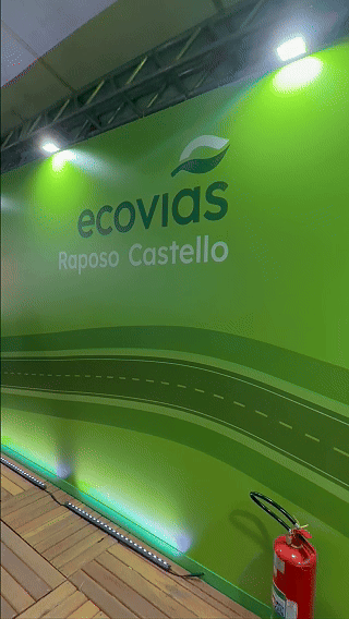 Participante testa velocidade e reflexos no Reaction Ring personalizado pela Phygital Solutions para