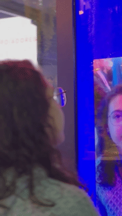 Público interage com totem AI Booth na ativação da CI&T na FEBRABAN. Participante escolhe como se imagina no futuro e recebe foto personalizada com tecnologia de inteligência artificial.