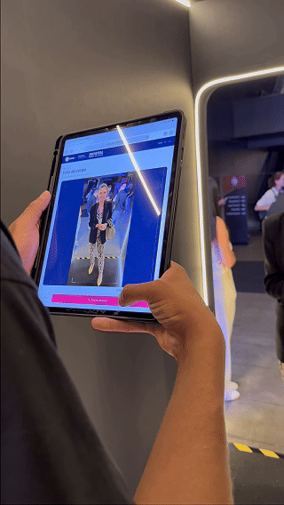 Participante vive experiência Cinema AI 4D da Record no Maximídia 2026, com efeitos sensoriais, vídeo personalizado e inteligência artificial desenvolvida pela Phygital Solutions.