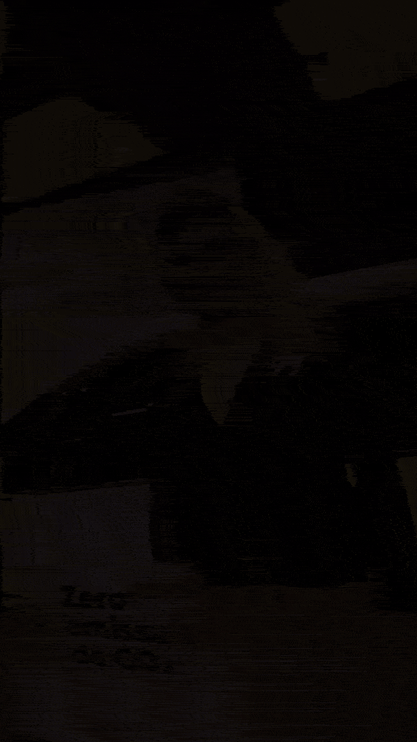 Visitantes exploram o BYD D1 em uma ativação interativa da Phygital Solutions & Agência FUN, com IA integrada à central multimídia do veículo