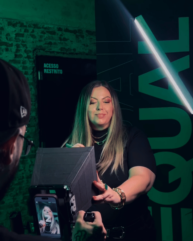 Participante sendo filmado por produtor utilizando o Câmera Sign durante ativação do Spotify EQUALS, com captação guiada e geração de vídeo em tempo real dentro do evento.