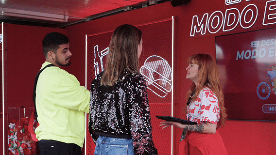 Fast Feet interativo personalizado para o iFood em ativação phygital no The Town