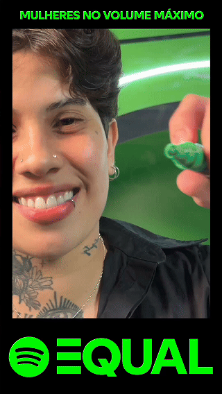 Participante sendo filmado por produtor utilizando o Câmera Sign durante ativação do Spotify EQUALS, com captação guiada e geração de vídeo em tempo real dentro do evento.