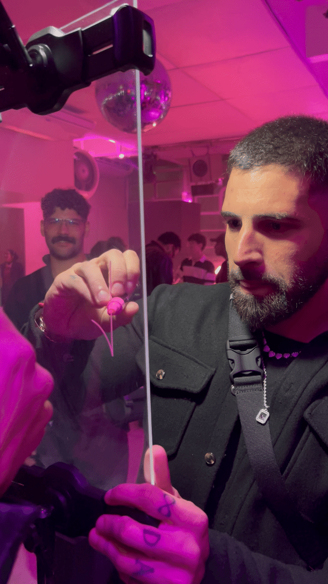 Participante interage com o Roaming Booth da Phygital Solutions durante o evento de 15 anos do Instagram em São Paulo, assinando digitalmente seu vídeo personalizado logo após a captura, em uma experiência que une tecnologia e expressão criativa.