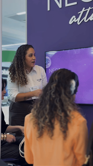 Participante responde ao Quiz Neosil Attack, desenvolvido pela Phygital Solutions para a US.K no Teraderm 2026.Participante responde ao Quiz Neosil Attack, desenvolvido pela Phygital Solutions para a US.K no Teraderm 2026.