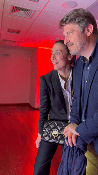 Totem Capture Booth instalado no evento de Centenário do St. Paul’s School, com participante posando para foto e impressão instantânea 10x15 sendo realizada no local.