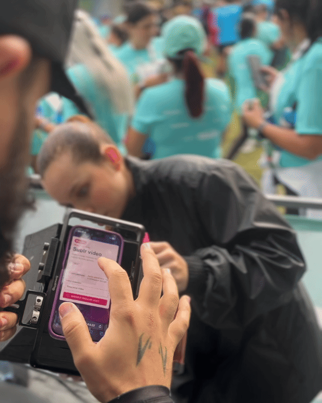 Participantes interagem com ativações da Livelo EcoRun desenvolvidas pela Phygital Solutions, incluindo disputa no Fast Feet e vídeo personalizado com assinatura no Camera Sign.