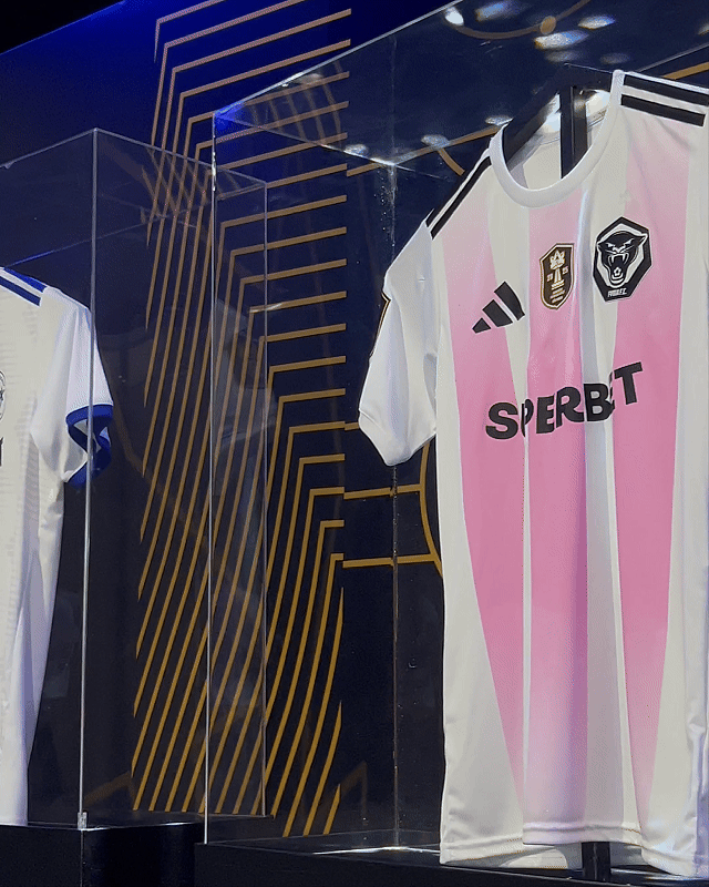 Participante interagindo com o Reaction Ring na Kings League Brazil, ativação desenvolvida pela Phygital Solutions em parceria com a Wizard e a agência Arsenal, onde reflexos e agilidade são testados em uma dinâmica interativa com estímulos luminosos em tempo real.