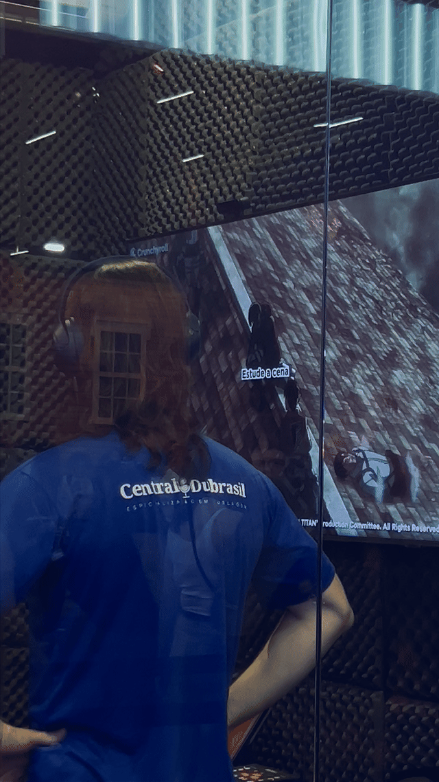 Fãs participam da experiência de dublagem anime no estande da Crunchyroll na CCXP