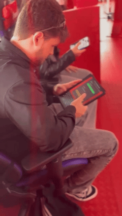 Visitantes jogam Modo Entrega e Duelo Mercado no Stand Bar do iFood, com tablets controlando estoque e prêmios.