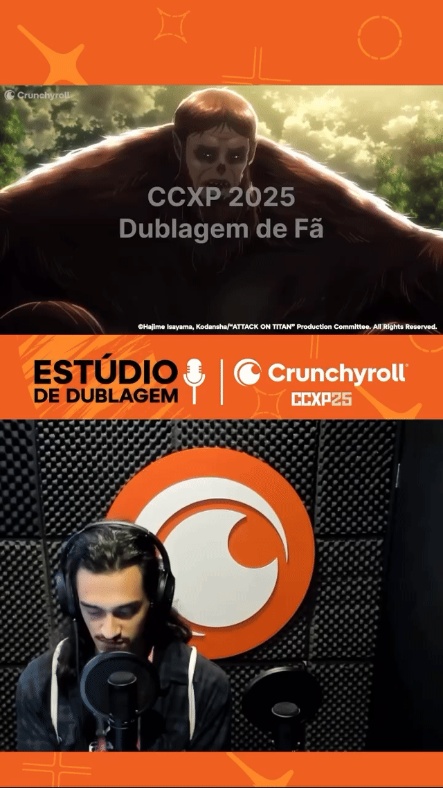 Fãs participam da experiência de dublagem anime no estande da Crunchyroll na CCXP