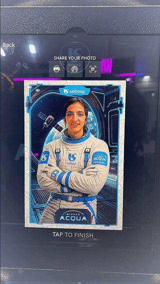 Participantes utilizam a ativação AI Booth no estande da Sabesp durante a SP Innovation Week 2026, realizando capturas fotográficas transformadas por inteligência artificial com impressão instantânea e conteúdos personalizados.