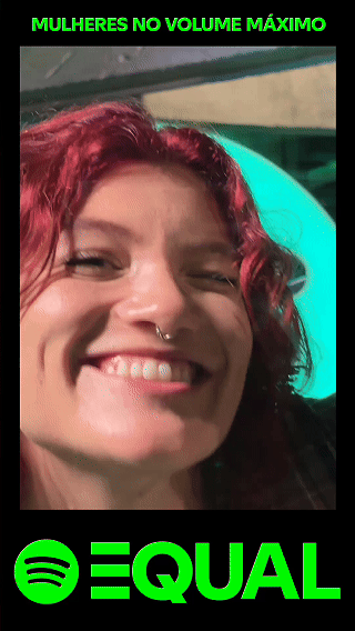 Participante sendo filmado por produtor utilizando o Câmera Sign durante ativação do Spotify EQUALS, com captação guiada e geração de vídeo em tempo real dentro do evento.