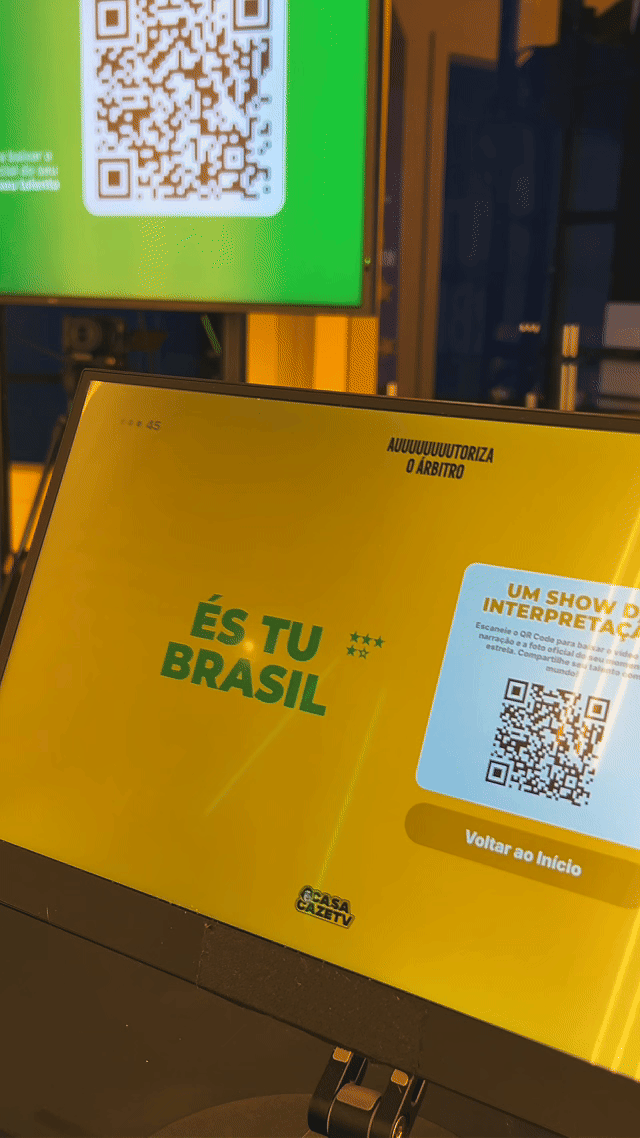 Cabine de Narração Casa CazéTV com torcedor gravando sua própria narração esportiva em uma experiência interativa desenvolvida pela Phygital Solutions em parceria com a TM1.