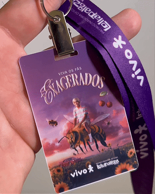 Pessoa interagindo com totem digital em loja da Vivo, realizando cadastro e tirando foto para geração de card personalizado impresso na hora durante ação pré-Lollapalooza.