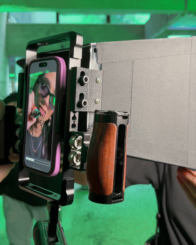 Participante sendo filmado por produtor utilizando o Câmera Sign durante ativação do Spotify EQUALS, com captação guiada e geração de vídeo em tempo real dentro do evento.