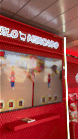 Visitantes jogam Modo Entrega e Duelo Mercado no Stand Bar do iFood, com tablets controlando estoque e prêmios.