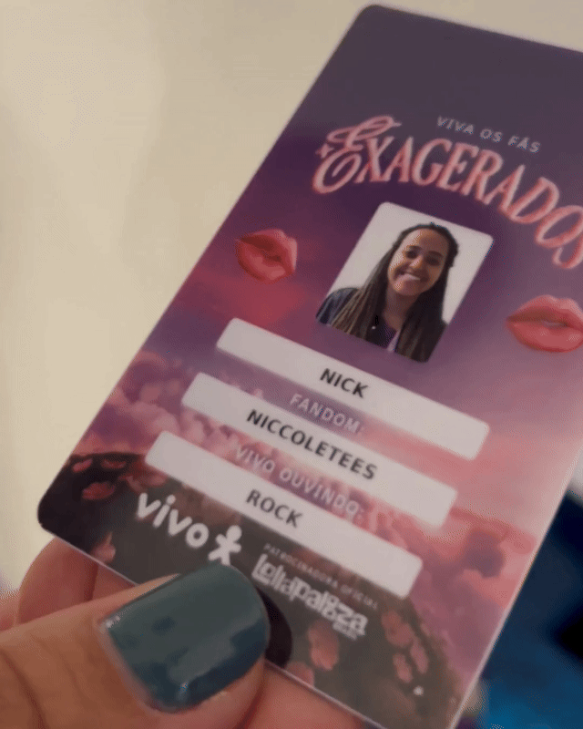 Pessoa interagindo com totem digital em loja da Vivo, realizando cadastro e tirando foto para geração de card personalizado impresso na hora durante ação pré-Lollapalooza.