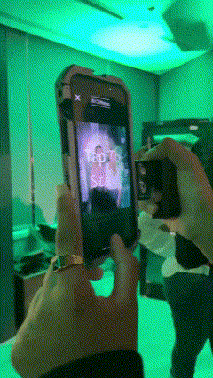 Equipe Phygital fotografa participantes no espaço da Jameson, entregando fotos impressas em estilo polaroid como lembrança da ativação.