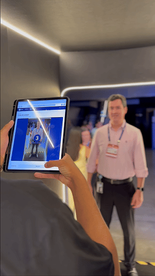 Participante vive experiência Cinema AI 4D da Record no Maximídia 2026, com efeitos sensoriais, vídeo personalizado e inteligência artificial desenvolvida pela Phygital Solutions.