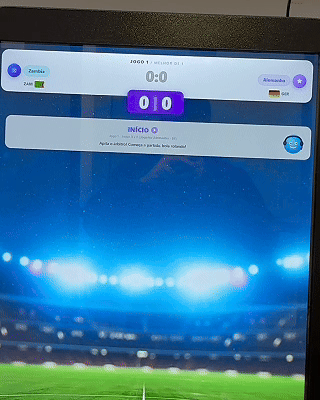 Mesa de Pebolim AI Phygital em ambiente de evento, com visual esportivo inspirado na Copa do Mundo e experiência interativa com inteligência artificial.