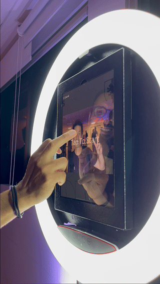 Totem Capture Booth instalado no evento de Centenário do St. Paul’s School, com participante posando para foto e impressão instantânea 10x15 sendo realizada no local.