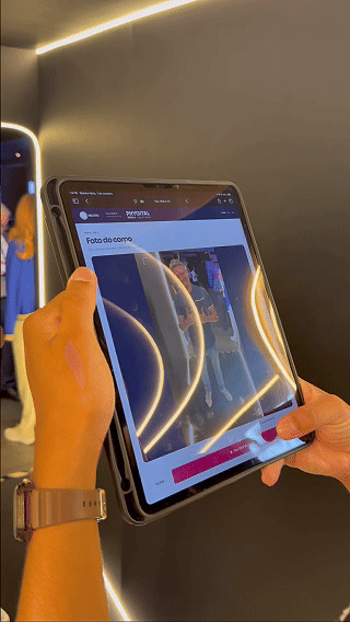 Participante vive experiência Cinema AI 4D da Record no Maximídia 2026, com efeitos sensoriais, vídeo personalizado e inteligência artificial desenvolvida pela Phygital Solutions.