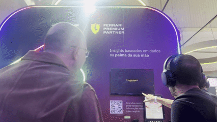Autorama LED Phygital com traçado iluminado, controles 3D e pista personalizada. Participantes configuram clima e horário da corrida antes da largada.