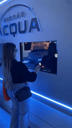 Participantes jogam o Missão Acqua, game desenvolvido pela Phygital Solutions para a Sabesp no SP2B 