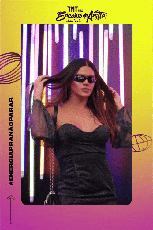 Participantes dos Ensaios da Anitta 2024 posam para a ativação Photo Freeze da Phygital Solutions , capturando momentos únicos com seis câmeras simultâneas