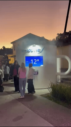 Participante grava vídeo estilo confessionário dentro de estrutura cenográfica da Sensodyne, com tela touch e sistema Phygital que exibe frases em tempo real em uma Social Wall externa durante o Festival de Inverno de Campos do Jordão.