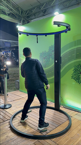 Participante testa velocidade e reflexos no Reaction Ring personalizado pela Phygital Solutions para