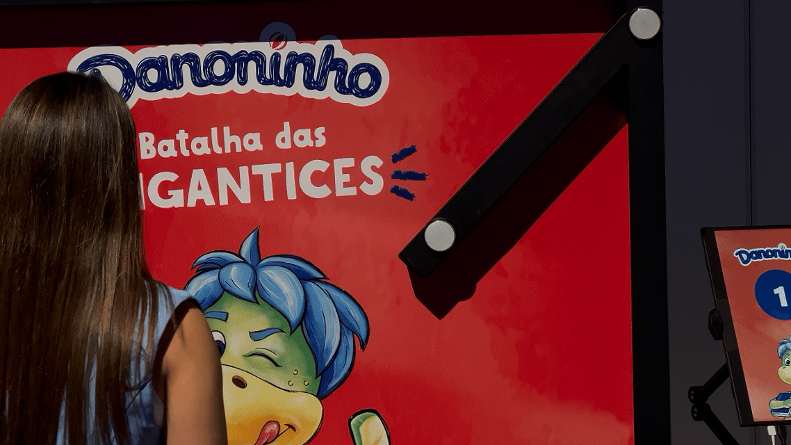 Engajamento do público em ativação interativa da Danone desenvolvida pela Phygital Solutions