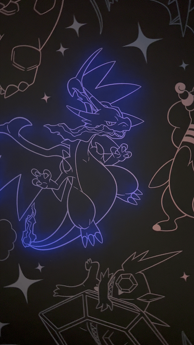 Visitantes interagem na ativação Pokémon Company | BGS 2025 – Experiência Megaevolução. Totens digitais da Phygital Solutions exibem o processo de escolha do Pokémon e da Mega Evolução, com público participando, cartões personalizados e iluminação temática do estande.